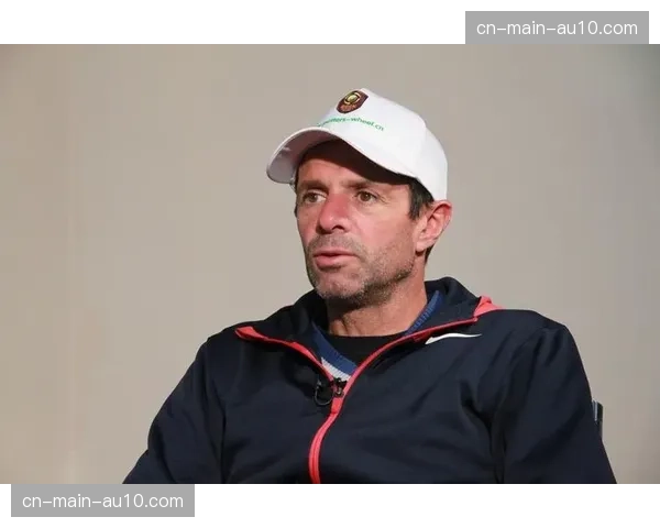 特写：教练卡洛斯·罗德里格斯在球员包厢的冷静与激情