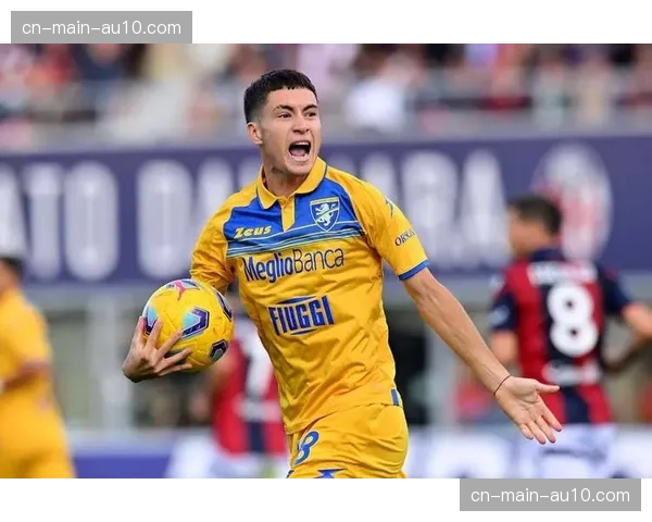 特写：弗罗西诺内门将扑出关键点球后，激动捶打草皮