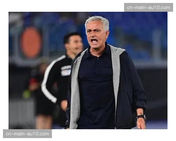 特写:赢下德比后,罗马主帅德罗西与看台上逝去的老队长德罗西壁画合影 特写:赢下德比后,罗马主帅德罗西与看台上逝去的老队长德罗西壁画合影