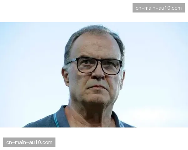 特写：加克波进球后指向天空，悼念昨日去世的母队青年教练