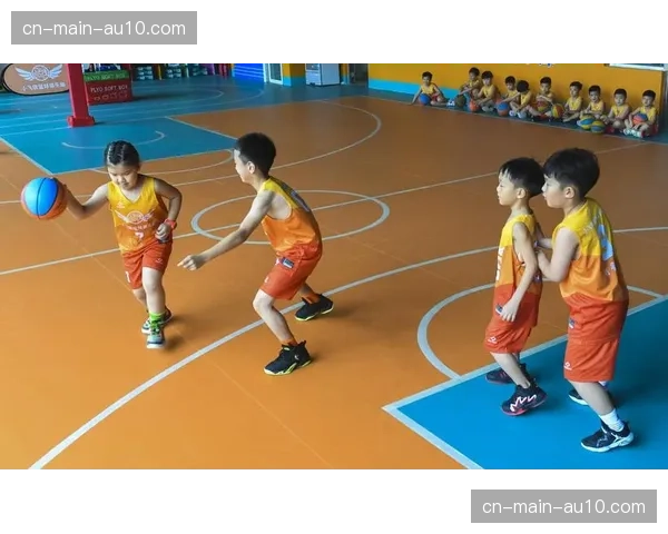 借季后赛热潮，全美青少年篮球训练营将“现代换防技巧”列为必修课程